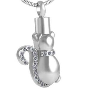 As Hanger Kat met glinsterende Steentjes op de staart en de halsband inclusief bolletjes ketting