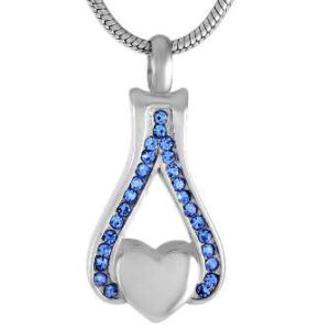 As Hanger Druppelvormige hanger die is ingelegd met blauwe Steentjes en een klein Hartje inclusief bolletjes ketting